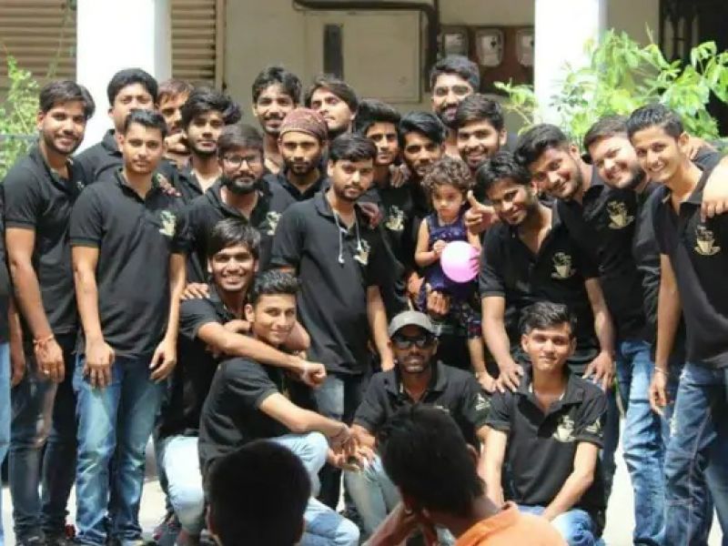 After leaving UPSC, the young man started selling tea with his friend