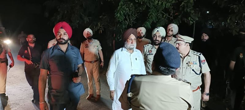 Deputy CM Sukhjinder Randhawa conducts surprise check of border posts at midnight Deputy CM Sukhjinder Randhawa conducts surprise check of border posts at midnight