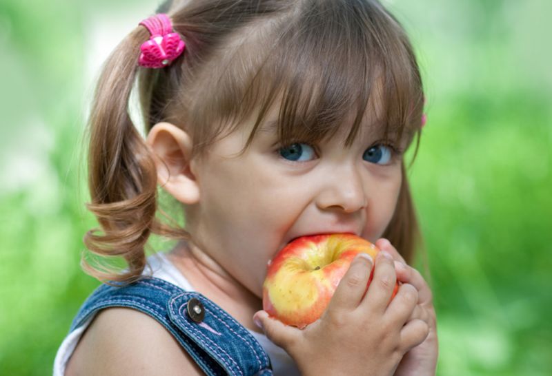 Eating apples with peels cures many diseases