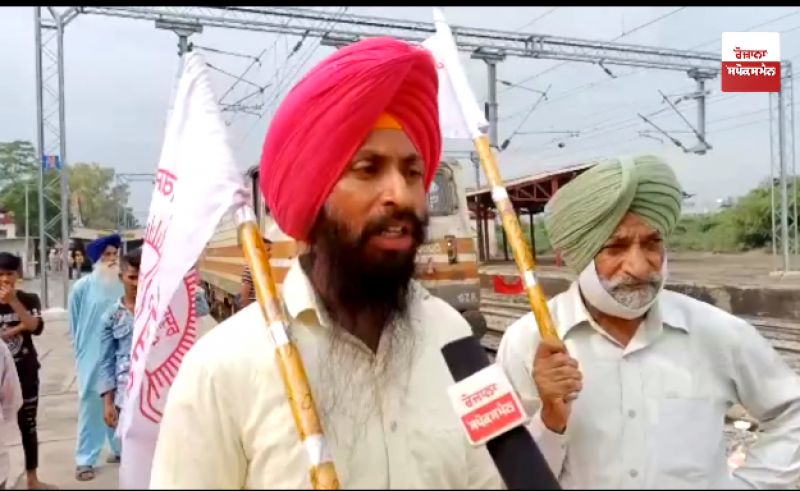 Three Farmers Stopped train at batala station 