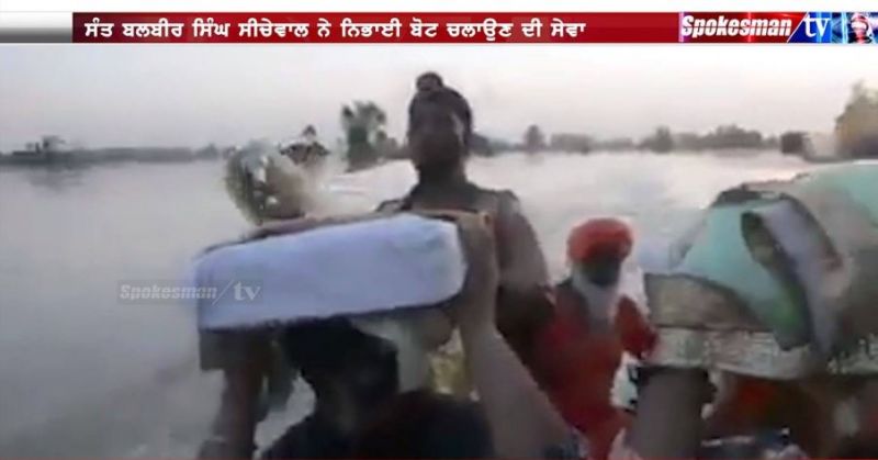 ਪਾਣੀ 'ਚ ਘਿਰੇ ਗੁਰਦੁਆਰਾ ਸਾਹਿਬ ਚੋਂ ਰੌਸ਼ਨਦਾਨ ਜ਼ਰੀਏ ਸ਼੍ਰੀ ਗੁਰੂ ਗ੍ਰੰਥ ਸਾਹਿਬ ਨੂੰ ਲਿਆਂਦਾ ਬਾਹਰ  