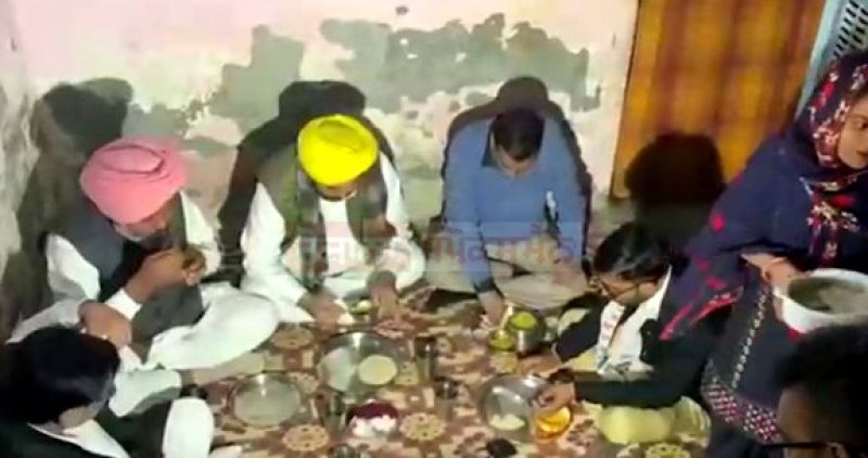 CM Kejriwal eats dinner at auto driver's house