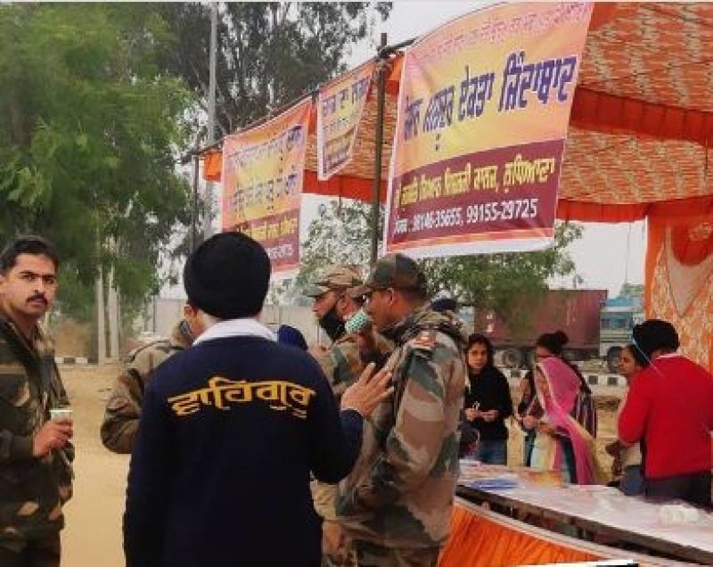 Farmer serving langar to police personnel