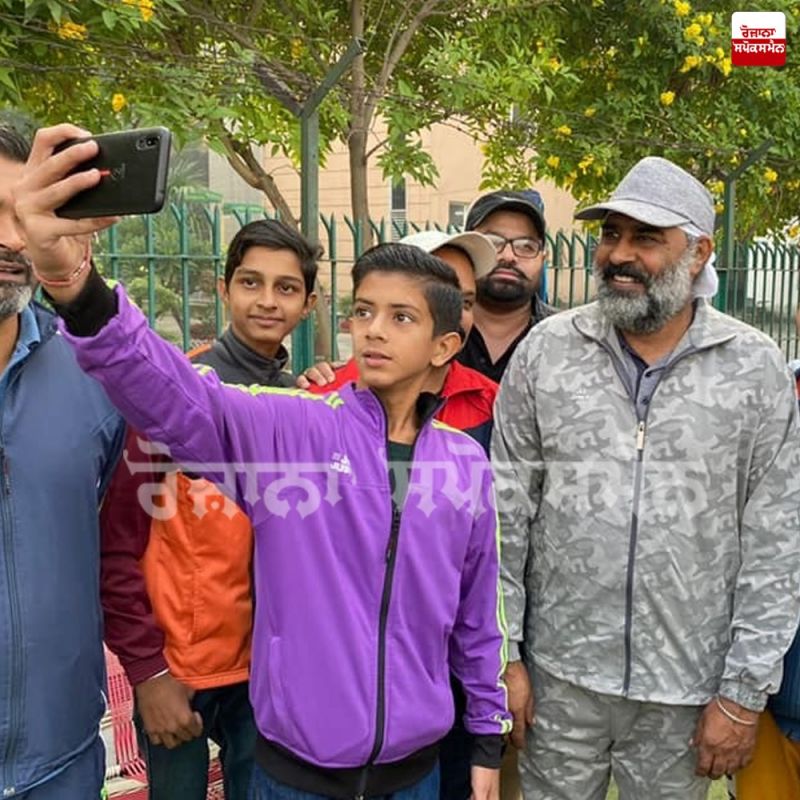 boy taking selfie with minister Pargat Singh