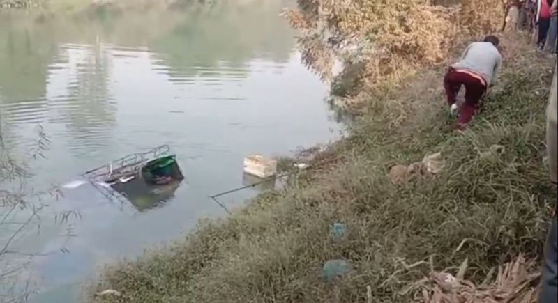 The bus crashed into an auto canal full of schoolgirls