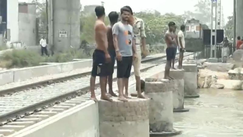 5 Youth arrested by police for doing dangerous stunt