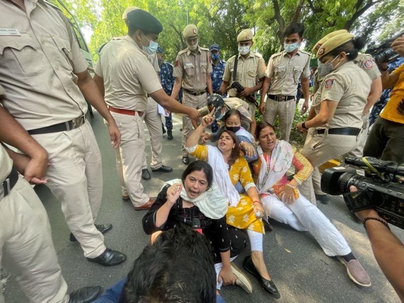 Mahila Congress protests outside PM residence over rising prices