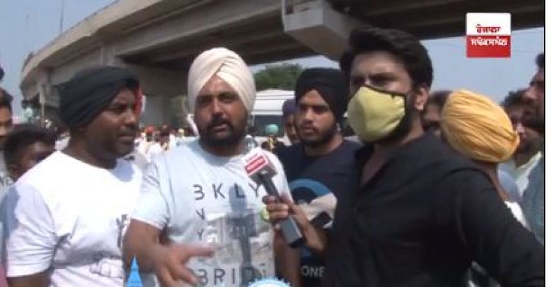 Punjab youth crazy for singers during protest 