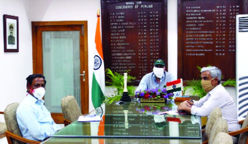 ਯੂ.ਟੀ. ਪ੍ਰਸ਼ਾਸਕ ਵੀ.ਪੀ. ਸਿੰਘ ਬਦਨੌਰ ਸਲਾਹਕਾਰ ਸਮੇਤ ਹੋਰ ਉੱਚ ਅਧਿਕਾਰੀਆਂ ਨਾਲ ਮੀਟਿੰਗ ਕਰਦੇ ਹੋਏ। 