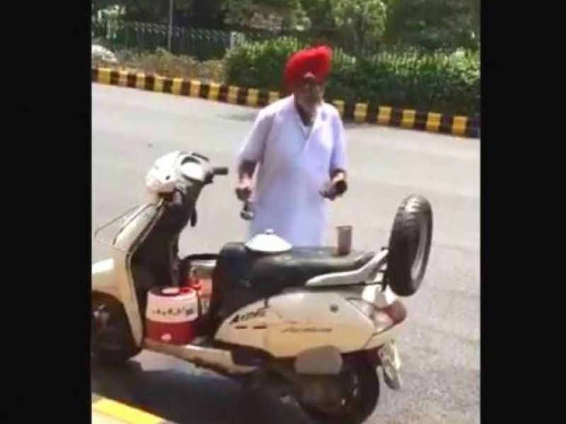 sikh sardar man in delhi providing cold water on road 