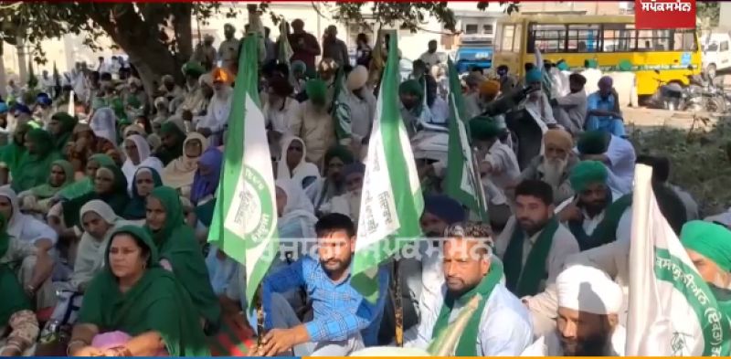 Farmers Protest outside police station in Barnala 