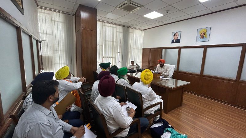 Kuldeep Singh Dhaliwal held a meeting with representatives of the Sanyukat Kisan Morcha (Non-Political) Kuldeep Singh Dhaliwal held a meeting with representatives of the Sanyukat Kisan Morcha (Non-Political)