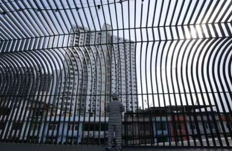 Son meets prisoner father during school trip 