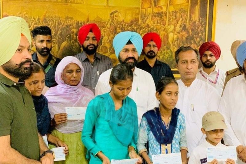 Dr. Vijay Singla gives Rs 25 lakh compensation to the families of five farmers 