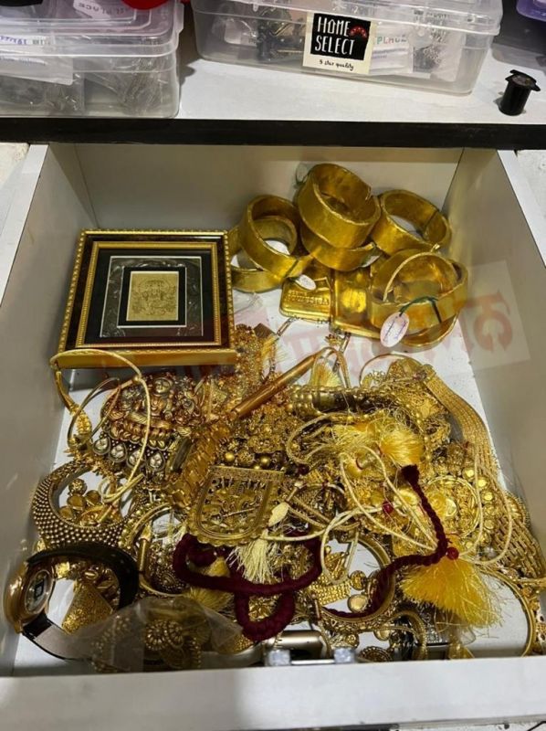 5 kg gold along with cash worth 28 crores recovered from Arpita Mukherjee's second house 5 kg gold along with cash worth 28 crores recovered from Arpita Mukherjee's second house