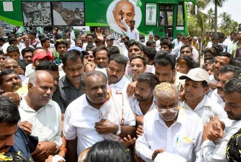 befor karnataka election result jds leader kumarswami goes to singapore