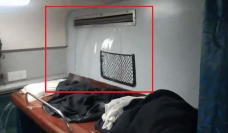 Water starts drifting in the AC Coach of the train; viral video