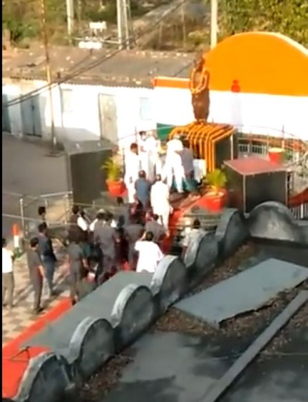 Youth Tries To Slap Bihar CM Nitish Kumar Youth Tries To Slap Bihar CM Nitish Kumar