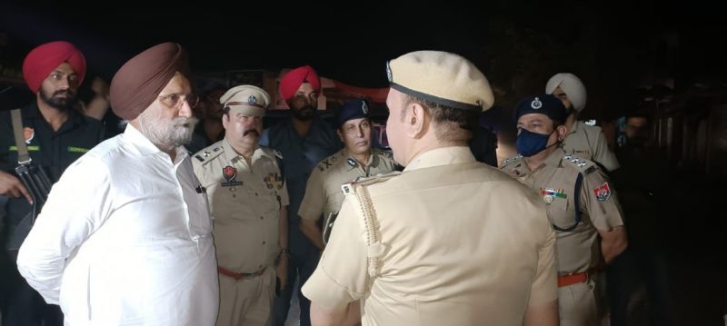 Deputy CM Sukhjinder Randhawa conducts surprise check of border posts at midnight Deputy CM Sukhjinder Randhawa conducts surprise check of border posts at midnight