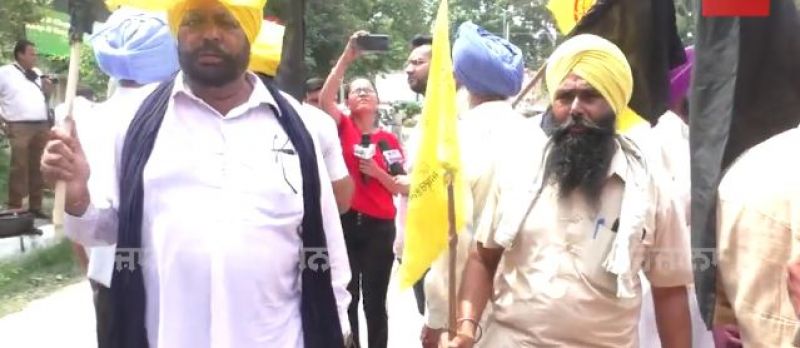 Farmers oppose Ashwani Sharma