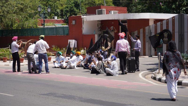 AAP observes ‘Black Day’ by protesting in front of Punjab Governor's residence