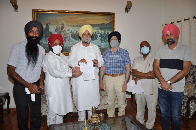 Sukhjinder Singh Randhawa during a meeting with the office bearers of Progressive Dairy Farmers Association 