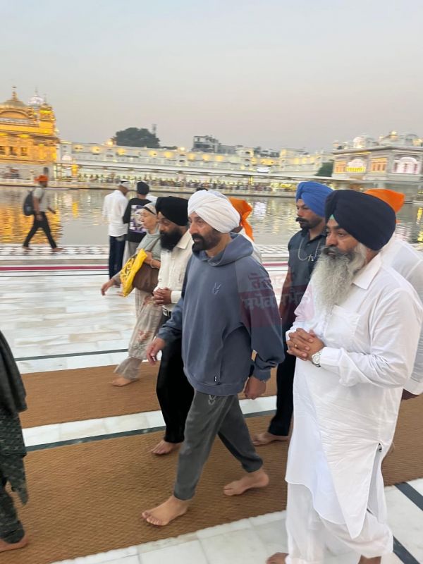 Sunny Deol pays obeisance at Sachkhand Sri Harmandir Sahib Sunny Deol pays obeisance at Sachkhand Sri Harmandir Sahib