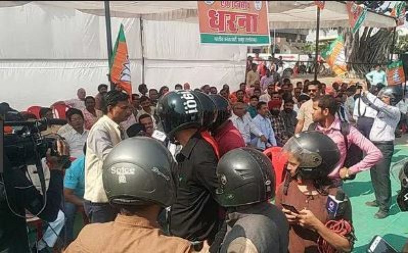 Raipur journalists wearing helmets