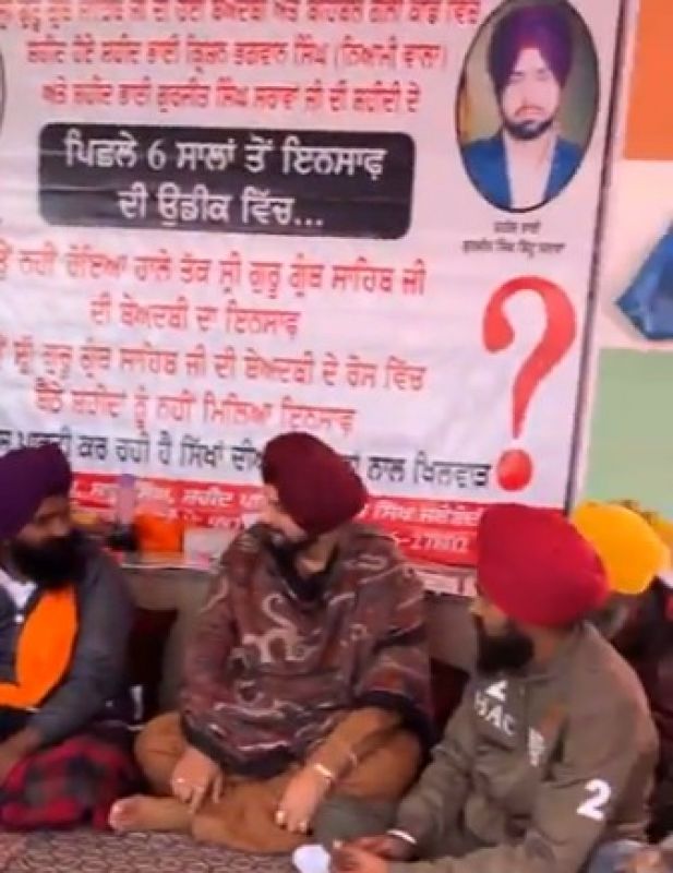 Navjot sidhu With families of the deceased and Ajit Singh at Behbal Kalan Dharna Navjot sidhu With families of the deceased and Ajit Singh at Behbal Kalan Dharna