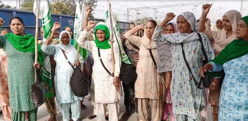 A large number of women Going to Delhi 