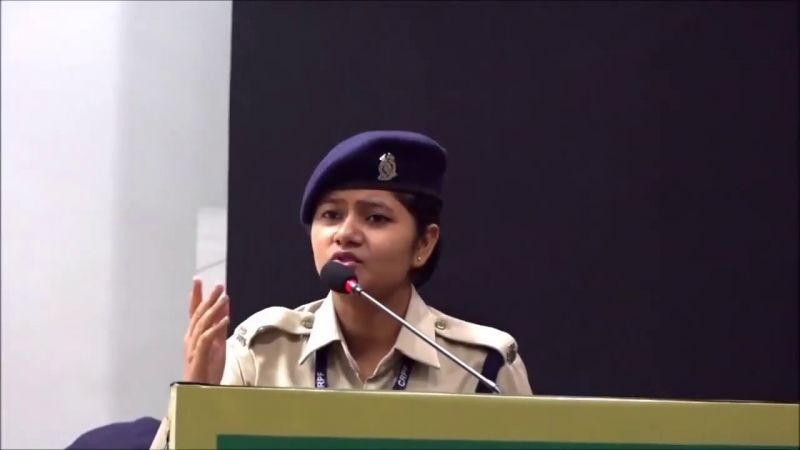 CRPF lady constable Khushboo Chauhan video viral 