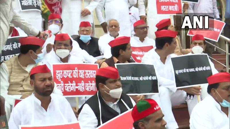 UP Assembly session: Samajwadi Party holds protest against BJP government