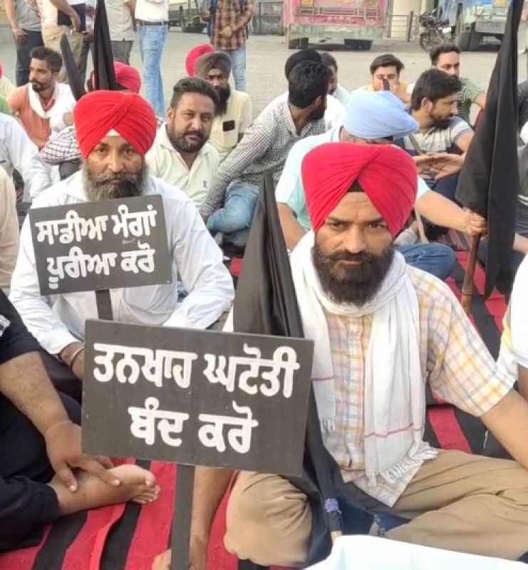 Contractual employees of Punjab Roadways hold 3-day protest  Contractual employees of Punjab Roadways hold 3-day protest