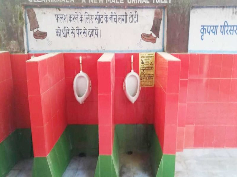 Gorakhpur Railway Hospital Public Toilet Painted in Samajwadi Party Colour 