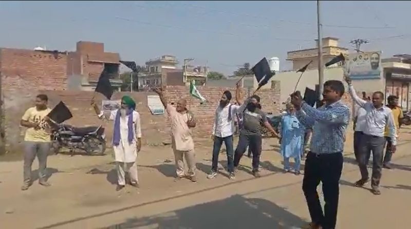 People raise black flags, slogans against Sukhbir Badal