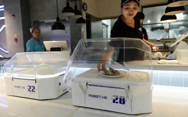 Robots replace waiters in China