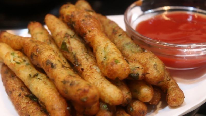 Eat potato and semolina fingers with tea Eat potato and semolina fingers with tea