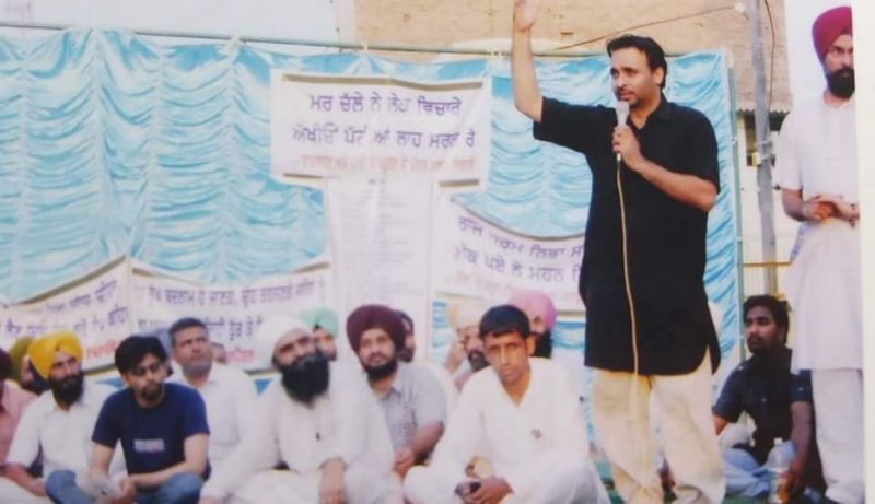 old picture of newly elected CM Bhagwant Mann with Kultar Singh Sandhwan and others old picture of newly elected CM Bhagwant Mann with Kultar Singh Sandhwan and others