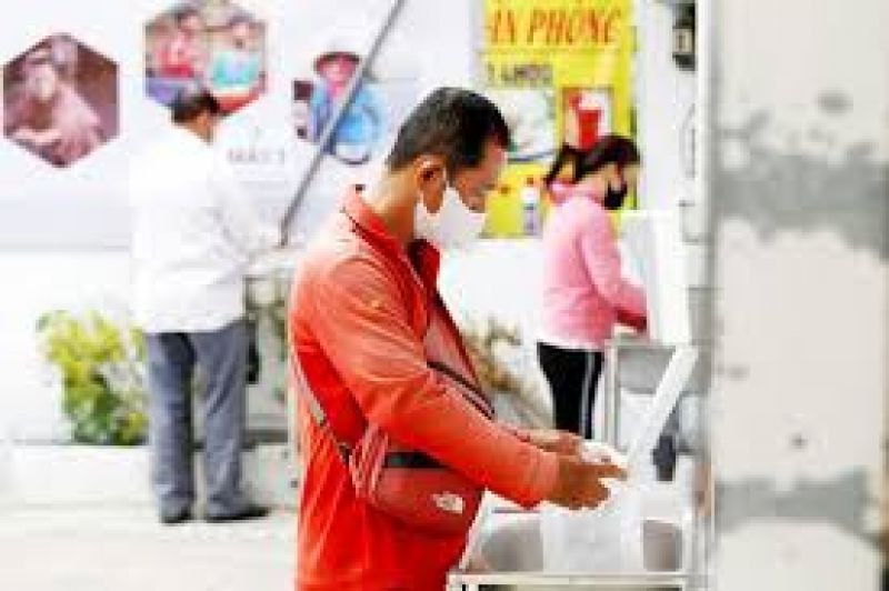 'Rice ATM' feeds Vietnam's poor during lockdown