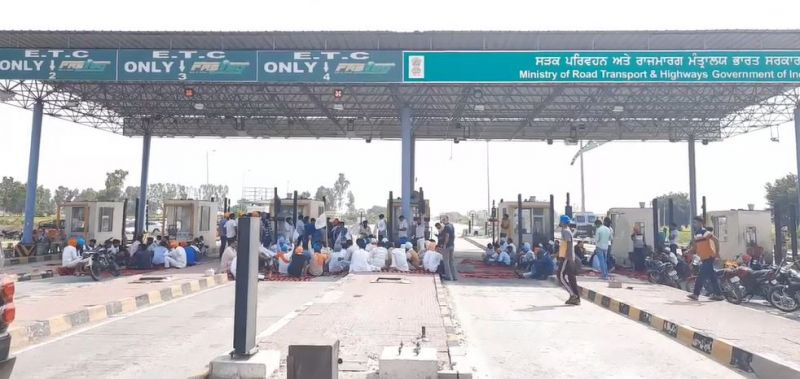 Toll Plaza NH-54 closed by farmers' against agriculture law Toll Plaza NH-54 closed by farmers' against agriculture law