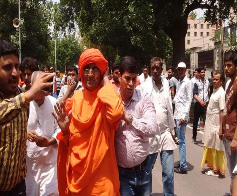atal bihari vajpayee funeral manhandling with swami agnivesh in bjp head quarter atal bihari vajpayee funeral manhandling with swami agnivesh in bjp head quarter