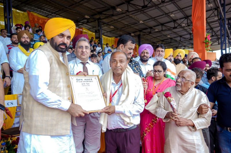  Punjab CM honours seven renowned personalities with state award on Independence Day