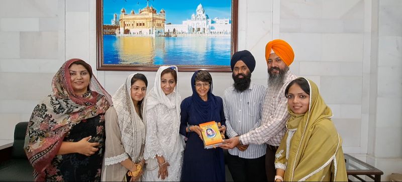 Mandira Bedi at Darbar Sahib Mandira Bedi at Darbar Sahib