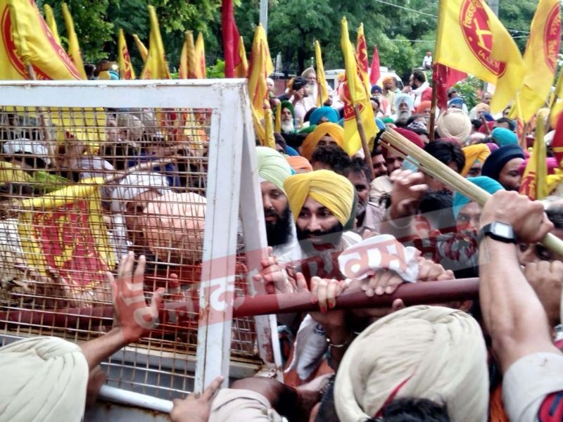 Demonstration of Kirti Kisan Union regarding demands regarding deepening water crisis in Punjab