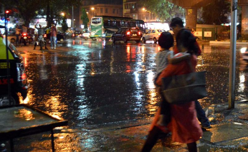 heavy rain strikes mumbai 
