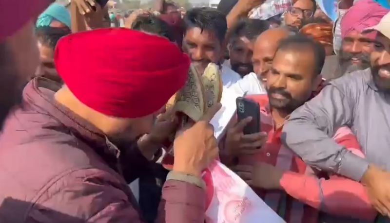 CM Channi receive gift of Punjabi Jutti at Kotkapura
