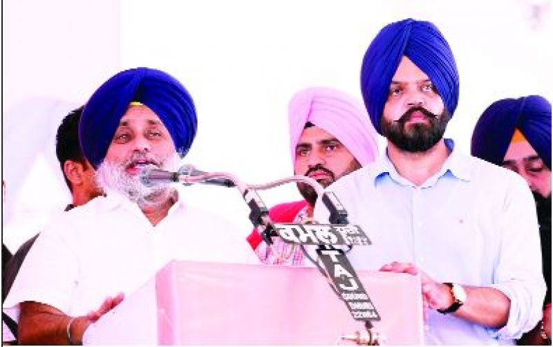 ਸ਼੍ਰੋਮਣੀ ਅਕਾਲੀ ਦਲ ਬਾਦਲ ਦੀ ਕਾਨਫ਼ਰੰਸ ਨੂੰ ਸੰਬੋਧਨ ਕਰਦੇ ਹੋਏ ਸੁਖਬੀਰ ਸਿੰਘ ਬਾਦਲ ਨਾਲ ਮਨਪ੍ਰੀਤ ਸਿੰਘ ਇਆਲੀ ਤੇ ਹੋਰ ਆਗੂ।