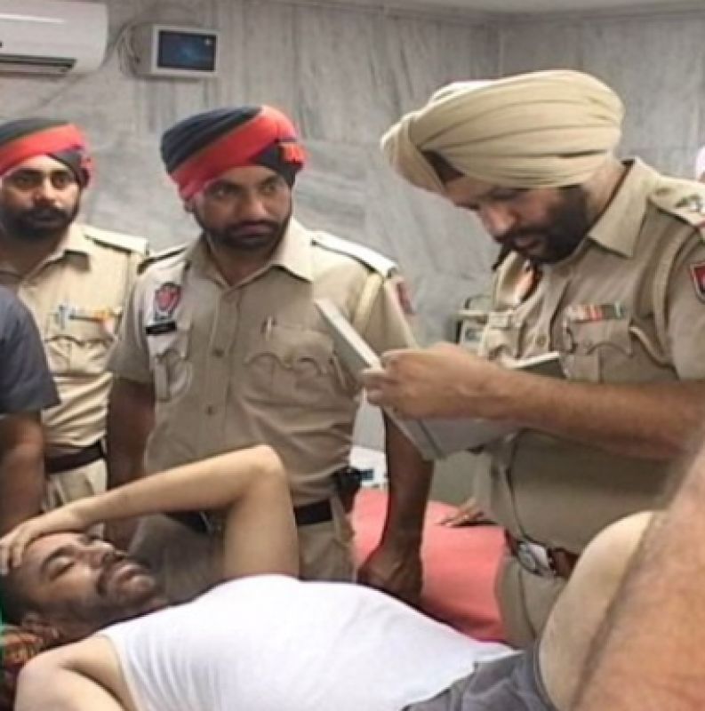 Congress leader shot by strangers