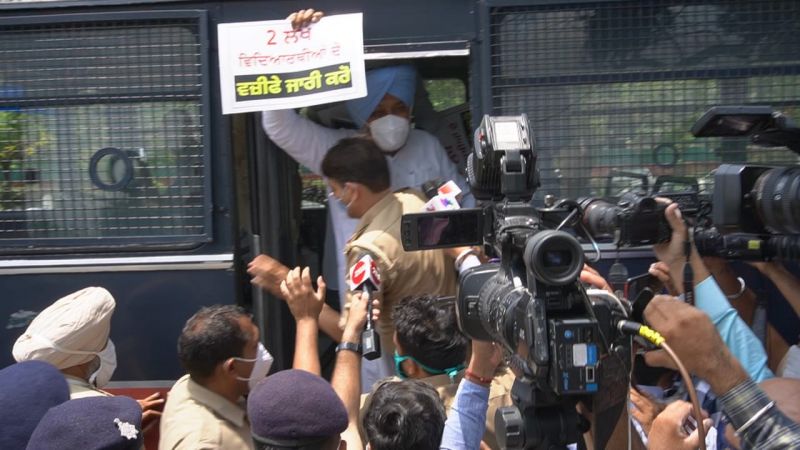 AAP protests in front of Capt Amarinder Singh's residence against scholarship scam