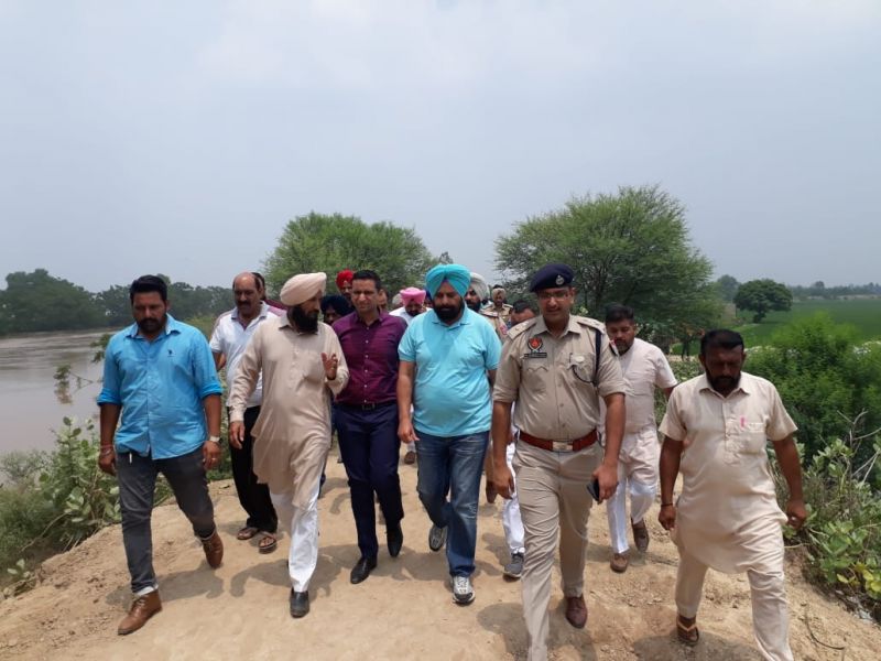 Sukhbinder Singh Sarkaria inspecting river Ghaggar during his visit to village Phulad in Sangrur district